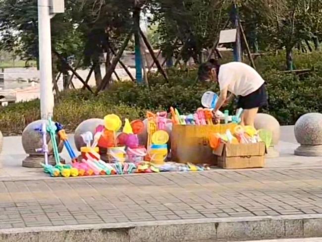 14岁女孩摆摊卖玩具25天赚2000元