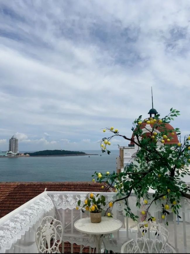 青岛市监局称海景照咖啡店无虚假宣传 挂画引发争议