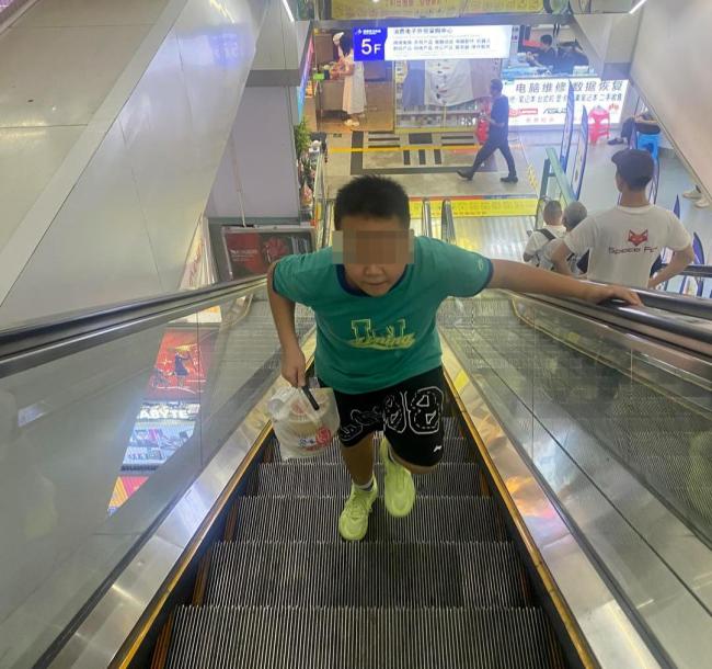 媒体：跑楼小孩代送外卖藏风险