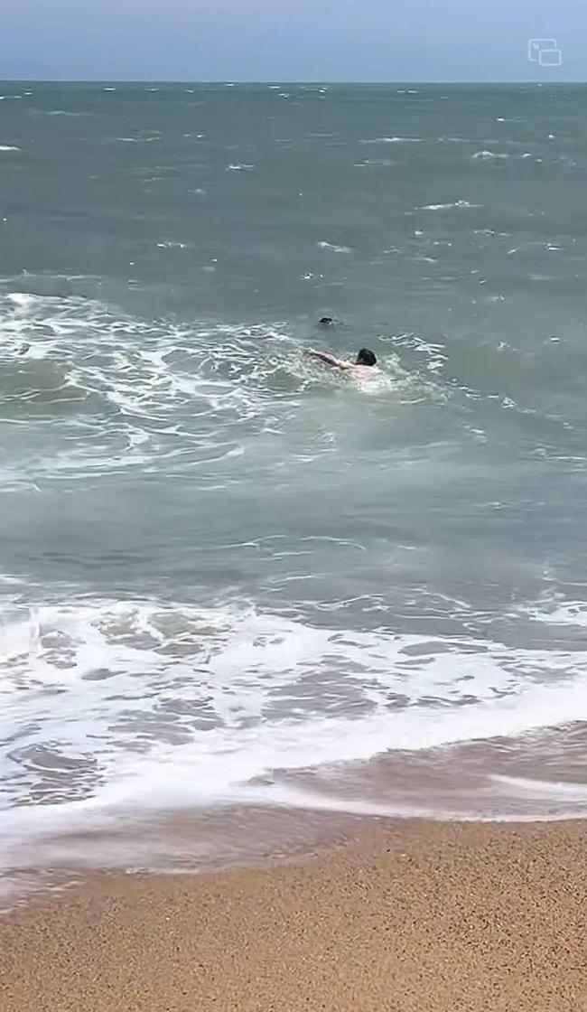 男童被卷入大海 游客拼盡全力拽回 生死營救成功