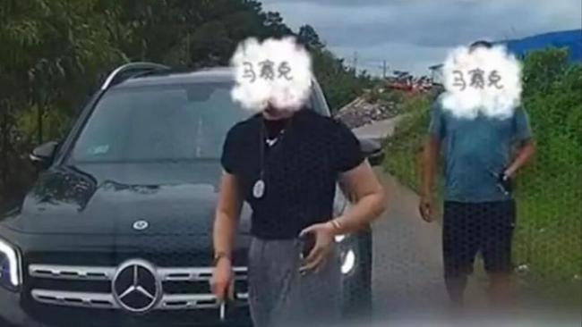 当事男子还原“奔驰女司机亮证逼迫让路”过程：希望女子公开道歉