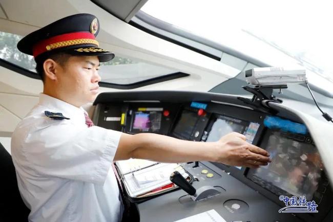 復(fù)興號(hào)“狂追”和諧號(hào)！網(wǎng)友：交警管嗎？