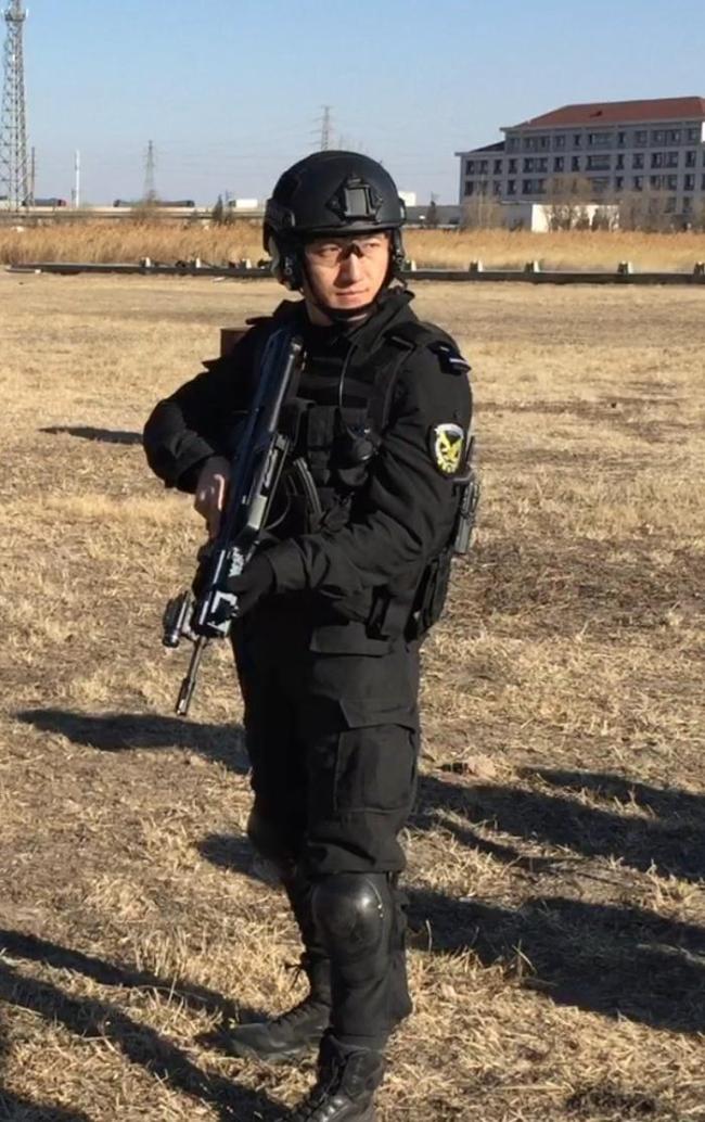 冲进海里救人的腹肌哥找到了 特警王俊鹏英勇救人
