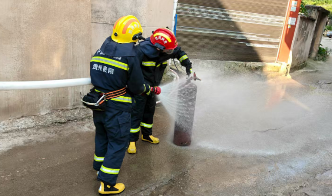 液化气着火老人竟用拖把灭火 不当操作险酿大祸