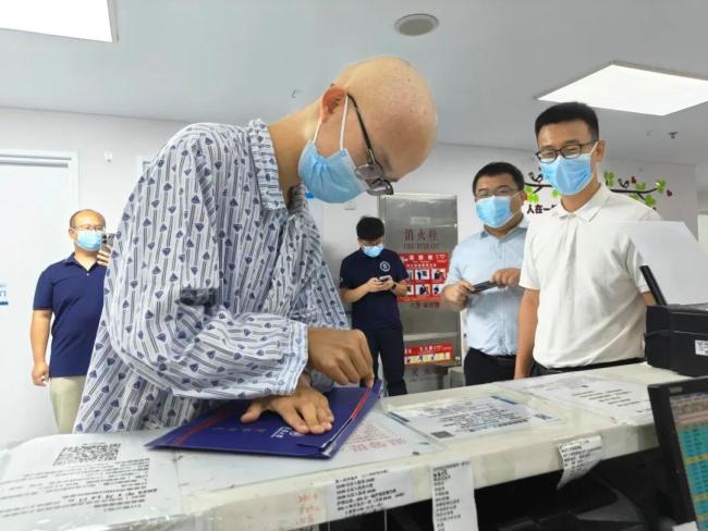 患白血病少年在病房收到录取通知书 圆梦天大