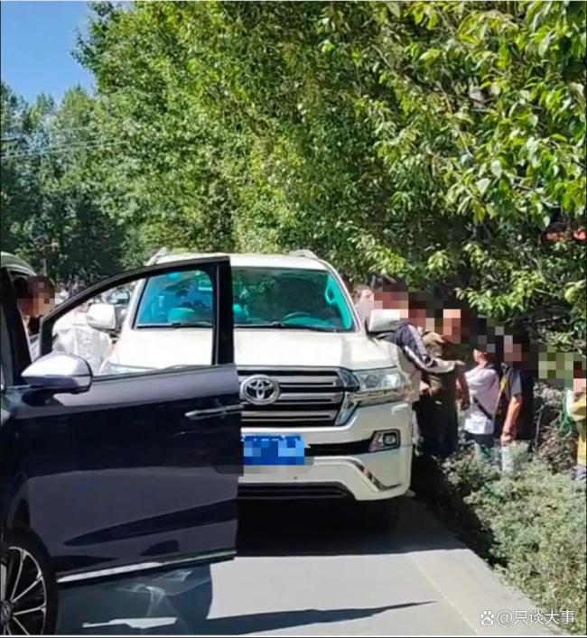 博客作者正处于拥挤的道路上，向后跳和引起公