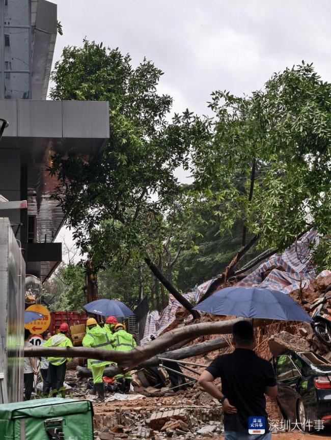 深圳一小区边坡滑塌多辆车被砸 强降雨引发事故