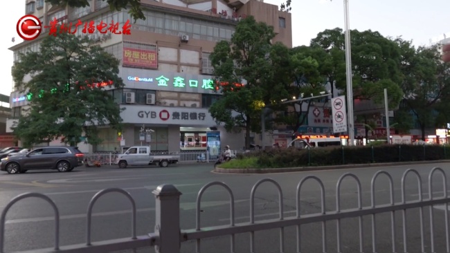 男子被车辆溅水理论遭推搡辱骂 文明驾驶何在？
