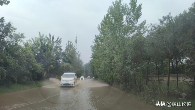 郑州局地突降大暴雨 道路被淹车辆涉水前行
