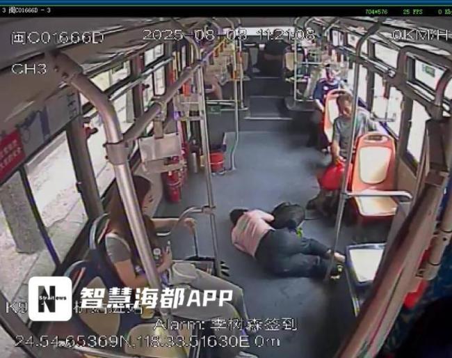这已是他第三次驾车送医救人！乘客晕倒公交司机果断直奔医院 