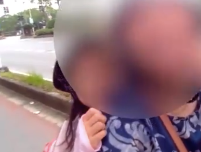 老人载孙女闯红灯被当场