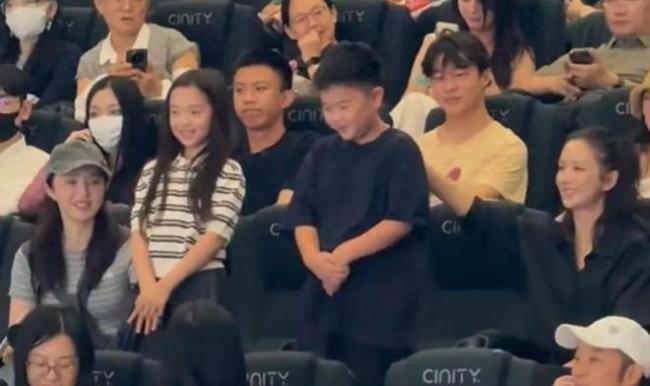 董璇与女儿小酒窝现身游乐园