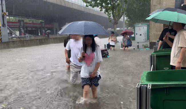 郑州突降暴雨：市民被积水冲走，企业助人脱困