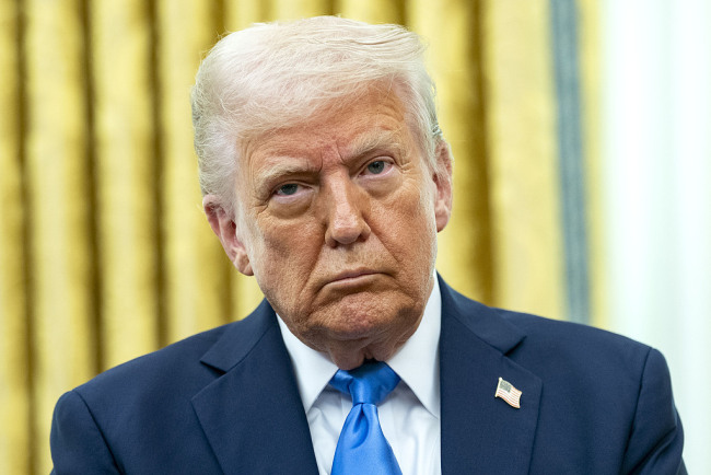 特朗普称美将对芯片和半导体征收约100%的关税