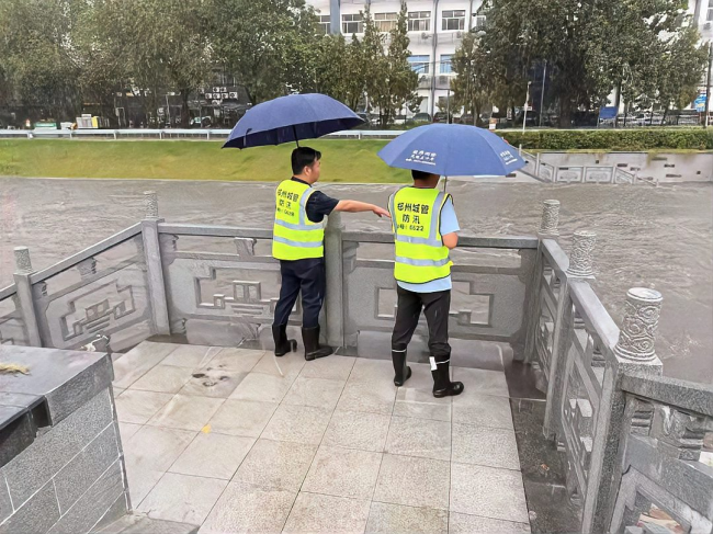 郑州升级发布暴雨红色预警 全城进入“战备模式”