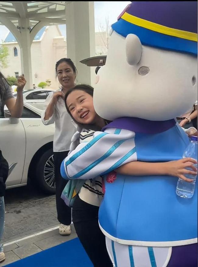 董璇与女儿小酒窝现身游乐园 暑期母女同乐时光