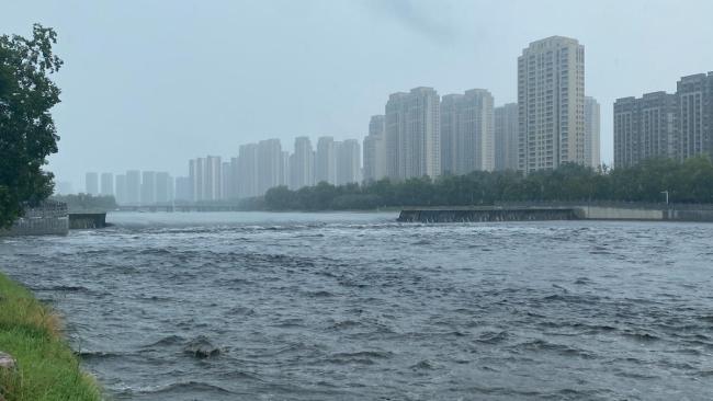 郑州贾鲁河水位暴涨 强降雨致水位迅速上升