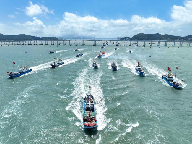浙江舟山千艘渔船争鲜出海