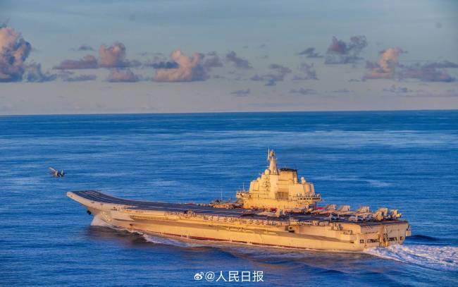 辽宁舰遭无人机逼近，歼15挂弹升空