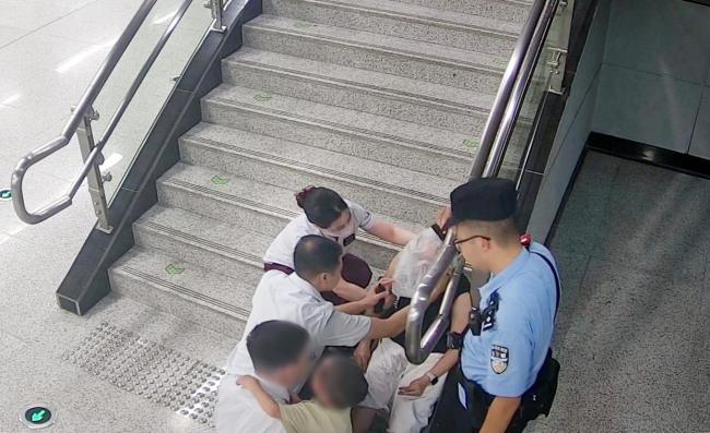 女子呼吸困难他用1个塑料袋救人