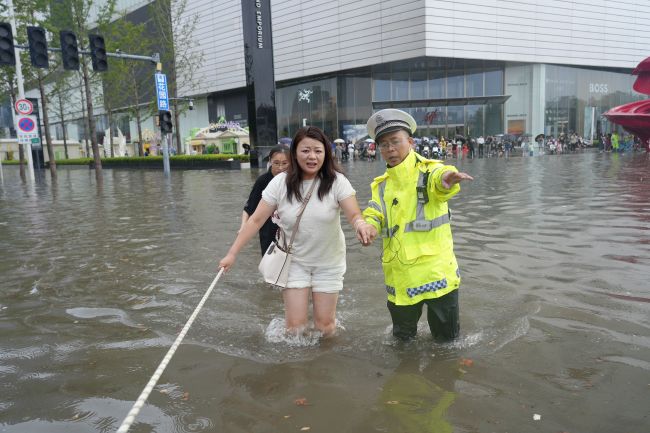 郑州交警发布暴雨安全提示 确保市民出行安全