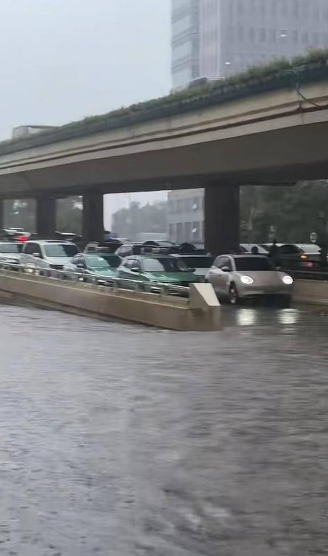 郑州暴雨多地积水致内涝频发