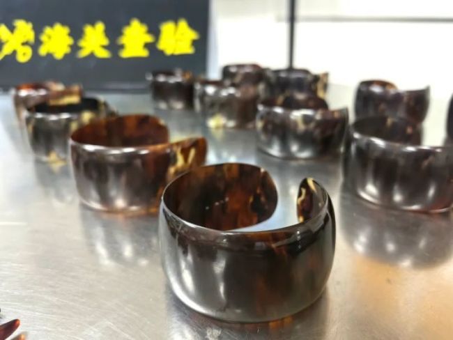 深圳湾海关查获濒危玳瑁制品26件 非法携带入境被截获