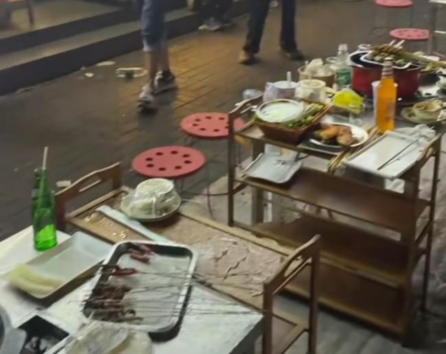 多人烧烤店外用餐遭楼上住户泼液体 高空抛物惹争议