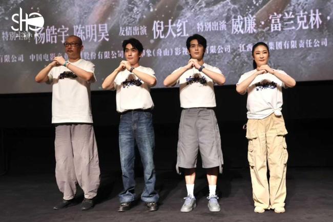 《东极岛》管虎“边科研边拍片”
