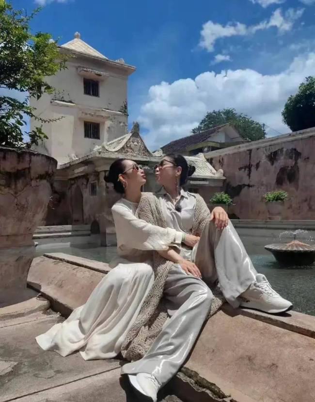 刘涛为47岁秦海璐庆生 姐妹情深