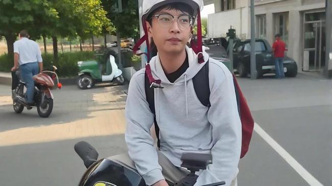 小伙遭遇剐蹭全程冷静处理 教科书式应对获赞