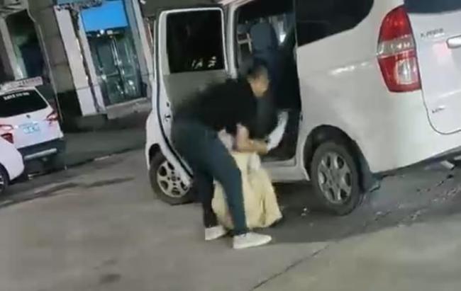 女孩遭父亲拳打脚踢推进车 妇联回应