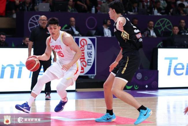 中国男篮训练中让赵嘉义练折返跑