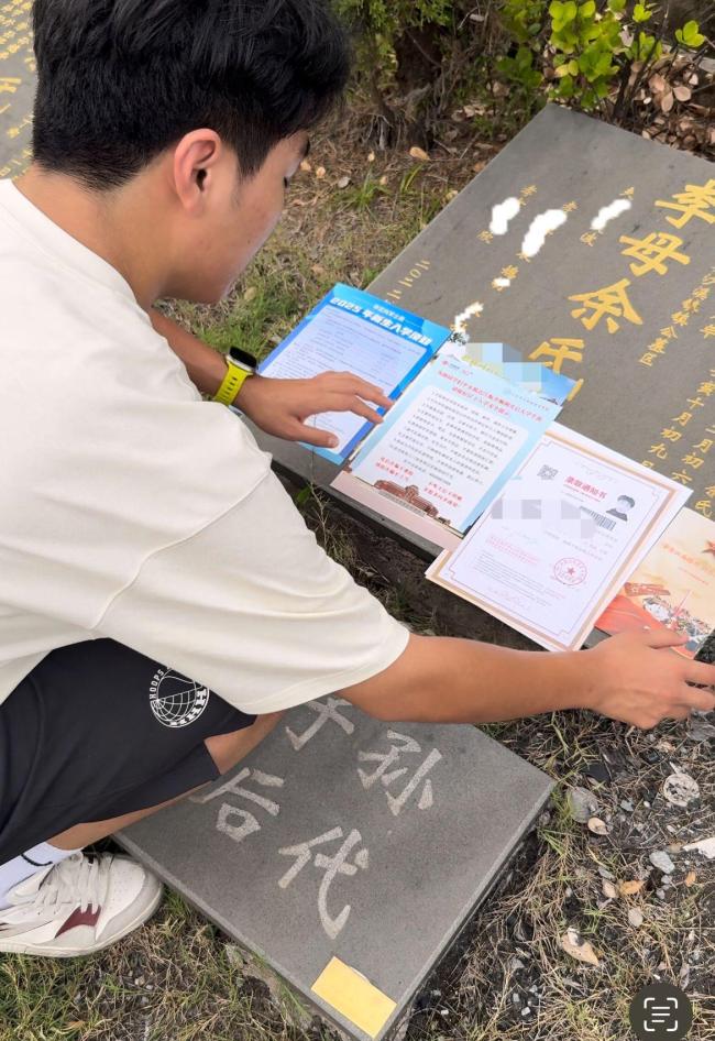 男生回应带大学录取通知书告慰母亲