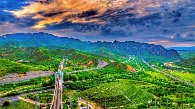 每一張都是壁紙！看火車行駛在草原“畫廊”