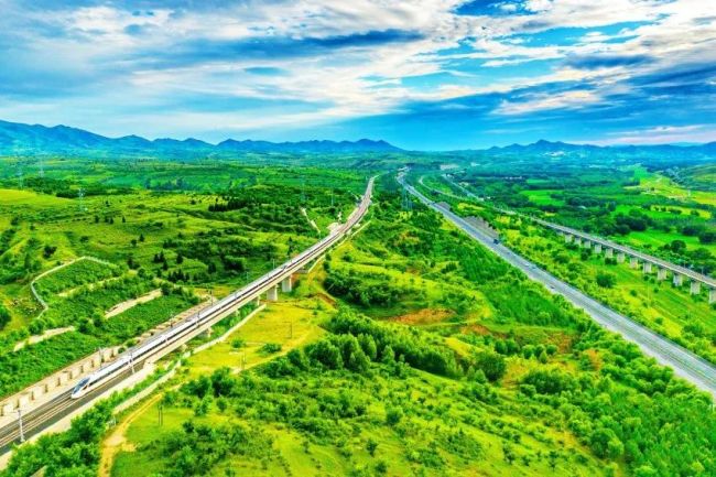 每一張都是壁紙！看火車行駛在草原“畫廊”