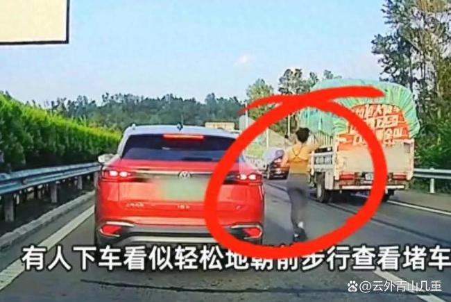 高速堵车女子下车查看被货车撞击