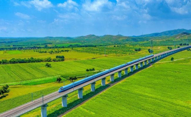 每一張都是壁紙！看火車行駛在草原“畫廊”