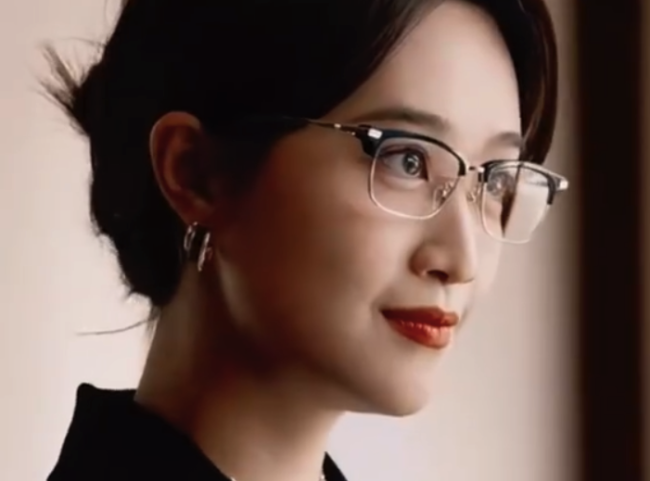 这世间女子本就千娇百媚 就这个蓝盈莹对味