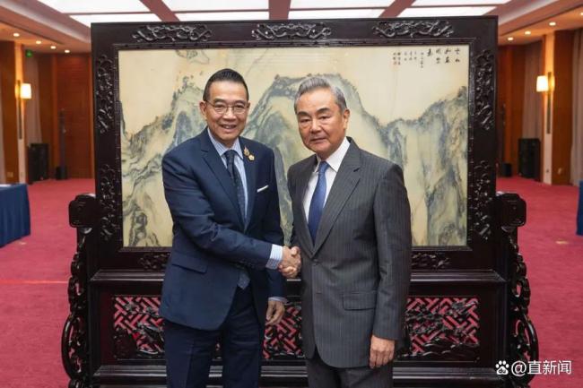 王毅和柬泰外长手拉手 共促澜湄合作新篇章