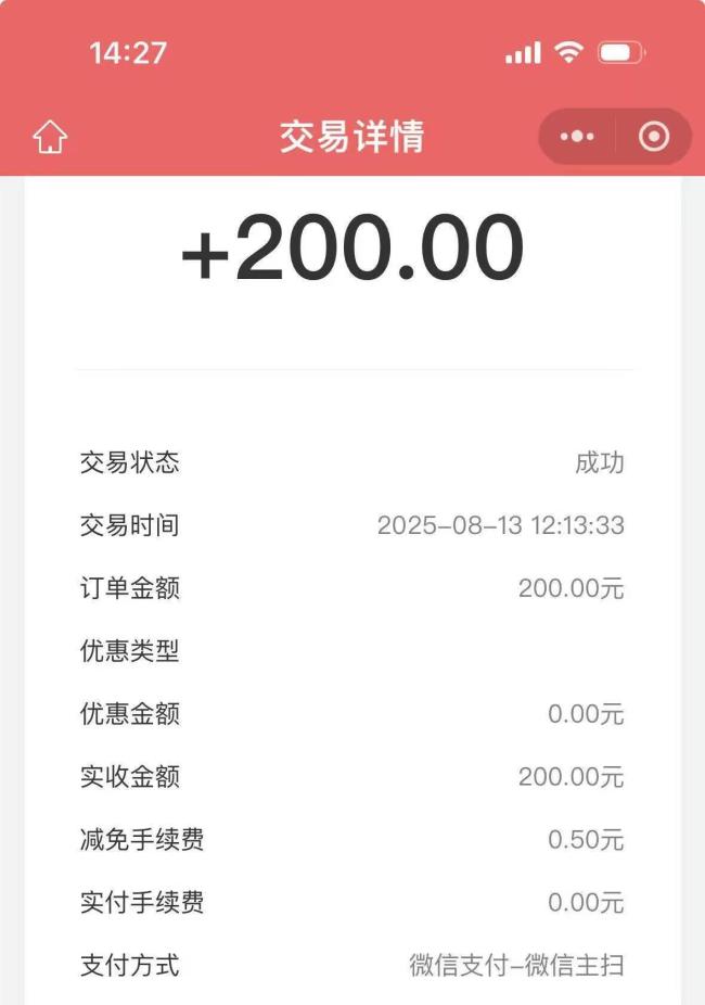 宠物狗按锁门键将车主关车外 狗狗顽皮锁车门