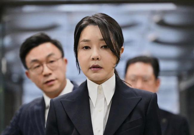 金建希被捕后首次到案受讯
