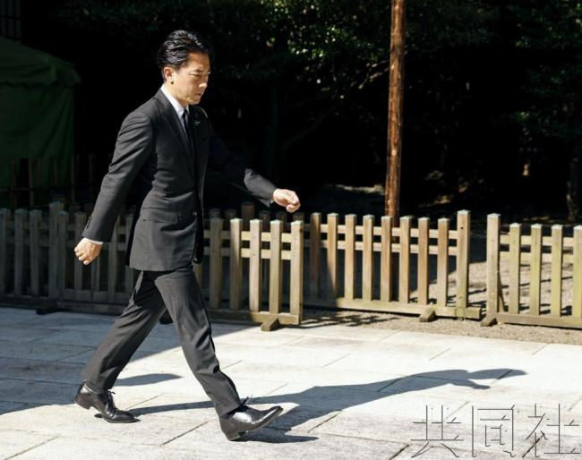 日本农林水产相小泉进次郎“拜鬼”，石破茂阁员首次
