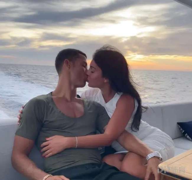 C罗订婚送乔治娜超27万英镑礼物