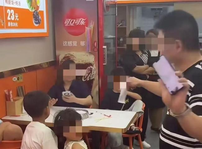 媒体评3女子带4孩多次续面