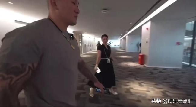 台网红“馆长”深圳行打卡腾讯，篮球场让人眼前一亮