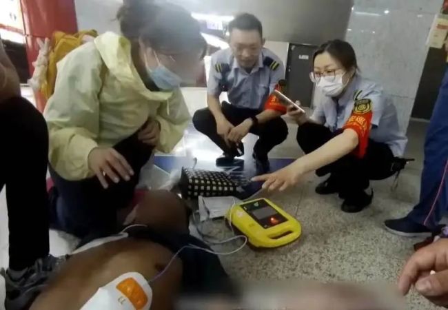 那个老人在北京地铁上早上冲刺时陷入昏迷状态