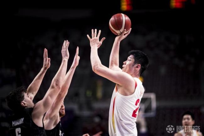 胡金奇（Hu Jinqiu）在比赛中得到12分和8个篮板，