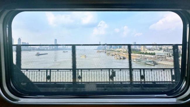 高鐵列車過長江，要用幾分鐘？