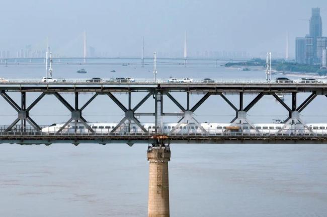 高鐵列車過長江，要用幾分鐘？